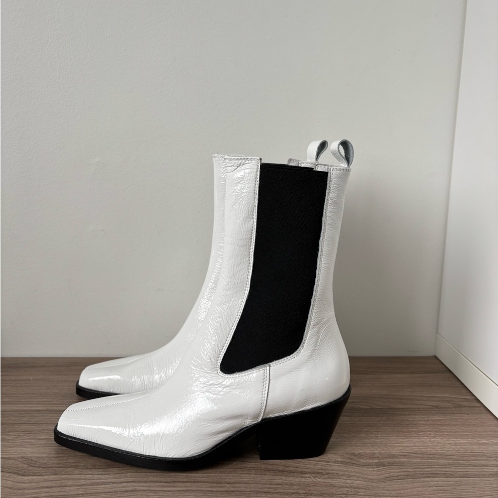L'INTERVALLE White and Black Leather Chelsea Ankle Boots